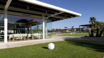 Villa Carlotta: design minimale e comfort in un’antica “massaria”