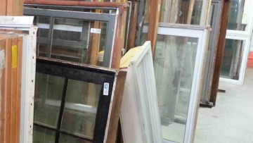 Rifiuti da ristrutturazione edile: gli infissi di legno si possono ardere?