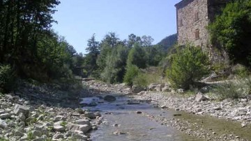 L’abuso è insanabile se ricade entro 150 metri da un corso d’acqua