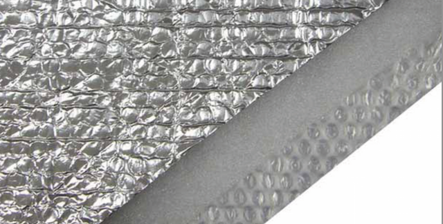 Vista ravvicinata del materiale riflettente: in basso lo strato di bolle incapsulate d’aria