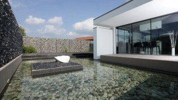 Recinzioni metalliche: le soluzioni Betafence per una casa riflessa nell’acqua