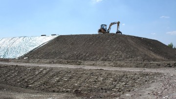 Materiale da scavo sul piazzale: sistemazione edile o stoccaggio di rifiuti?