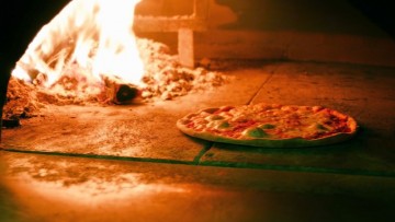 Se il condomino è una pizzeria (con autorizzazioni), la molestia olfattiva è reato?
