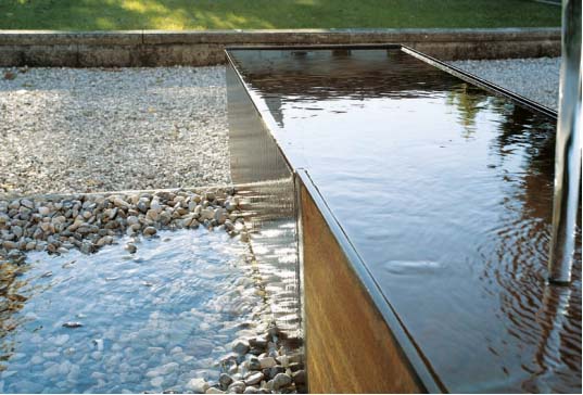 Marsigli 19_FIG 1_Vasche dÔÇÖacqua in giardino, progetto Corde Architetti, 2010 (Foto Euro Rotelli)