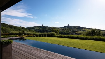 Costruire una piscina in giardino: gli elementi essenziali