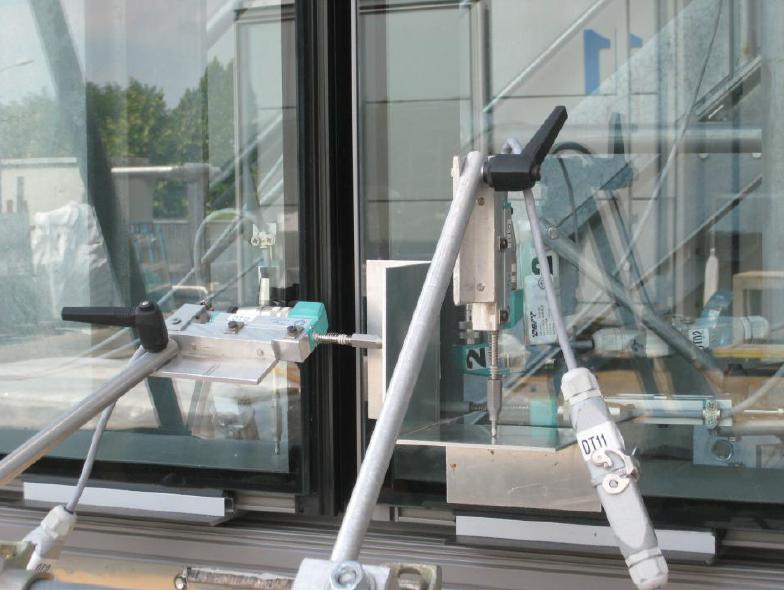 Immagini di laboratorio - evidenziati traduttori di spostamento per verifica degli spostamenti relativi (immagine fornita da Permasteelisa SpA).