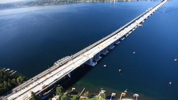 Il ponte galleggiante sul Washington Lake diventa ancora più grande