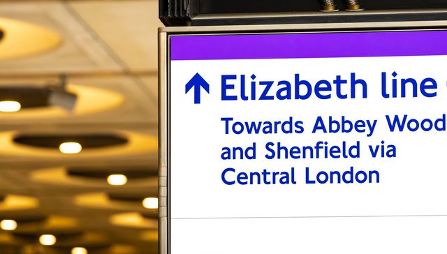 elizabeth line cartello luminoso verso abbey road