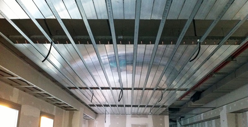 Sistema radiante a soffitto in un edificio commerciale. Fonte: Fraccaro Officine Termotecniche 