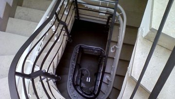 Le scale condominiali sono sempre parti comuni? Il no arriva dalla Cassazione