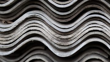 Coperture in cemento-amianto: come valutare il rischio di diffusione di fibre