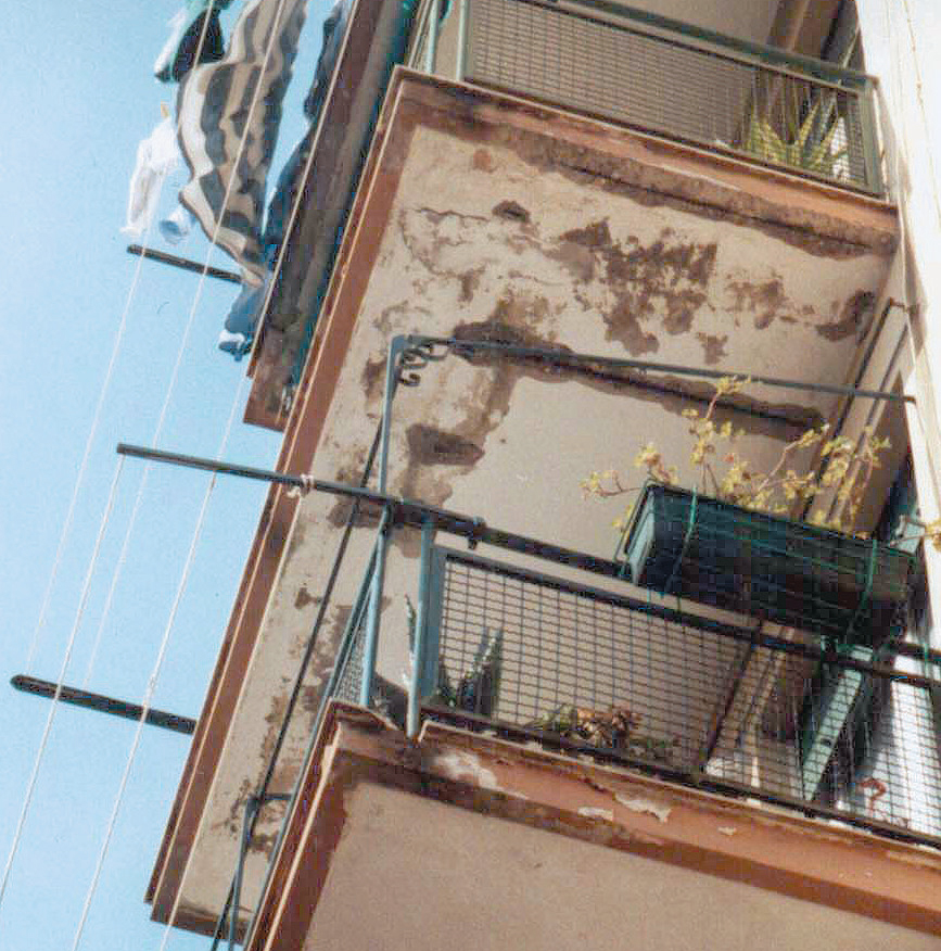 Franco 12_FIG 3_Degrado allÔÇÖintradosso dei balconi a sbalzo per infiltrazioni dÔÇÖacqua (Foto S. Lanzu)