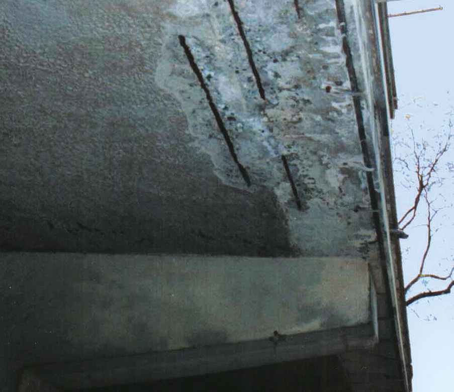 Franco 15_FIG 2_Degrado del calcestruzzo con corrosione dei ferri in un balcone (Foto S. Lanzu)