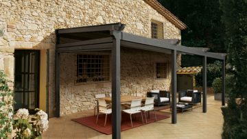 Pergotenda o nuova costruzione? Come qualificare un’opera a servizio di un’attività commerciale