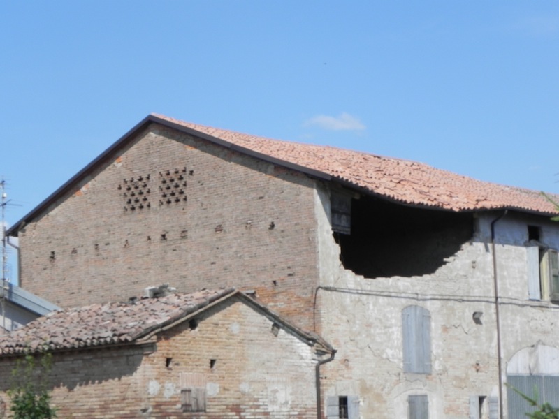 Coisson e Ottoni 2_FIG 2_Flessione orizzontale fuori dal piano con meccanismo ad arco della sezione del muro (Foto CoiÌˆsson, Ottoni)