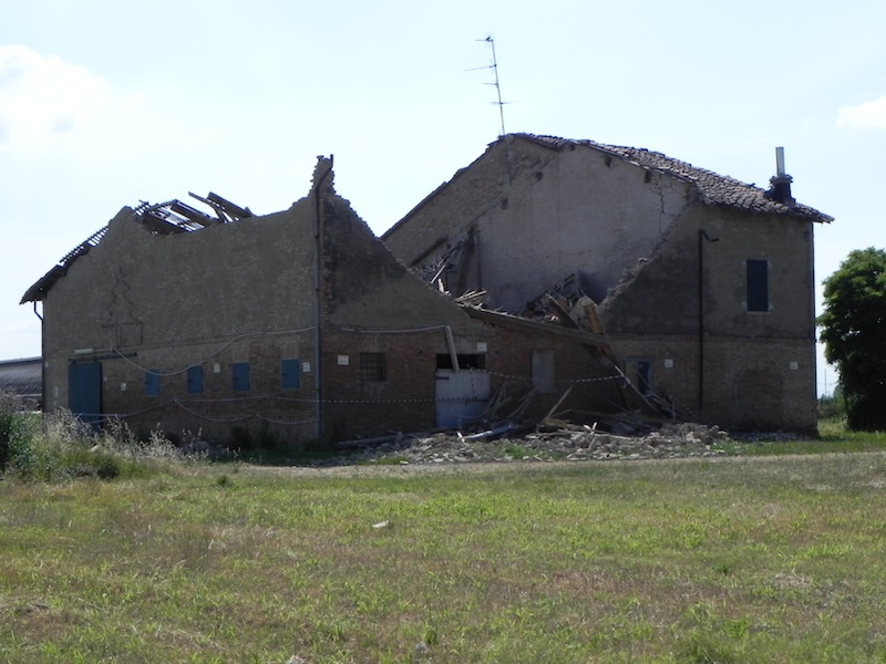 Coisson e Ottoni 2_FIG 3_Edificio fortemente danneggiato per flessione orizzontale fuori dal piano (Foto CoiÌˆsson e Ottoni)