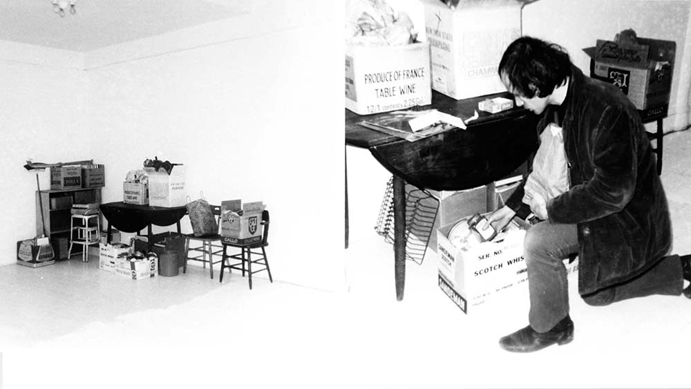 Immagini dalla performance Room Situation © Vito Acconci