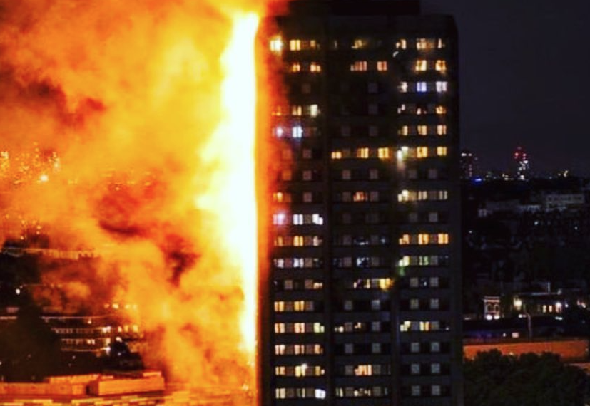 L’incendio alla Grenfell Tower all'alba del 14 giugno (fonte: Flickr Mémoire2cité)