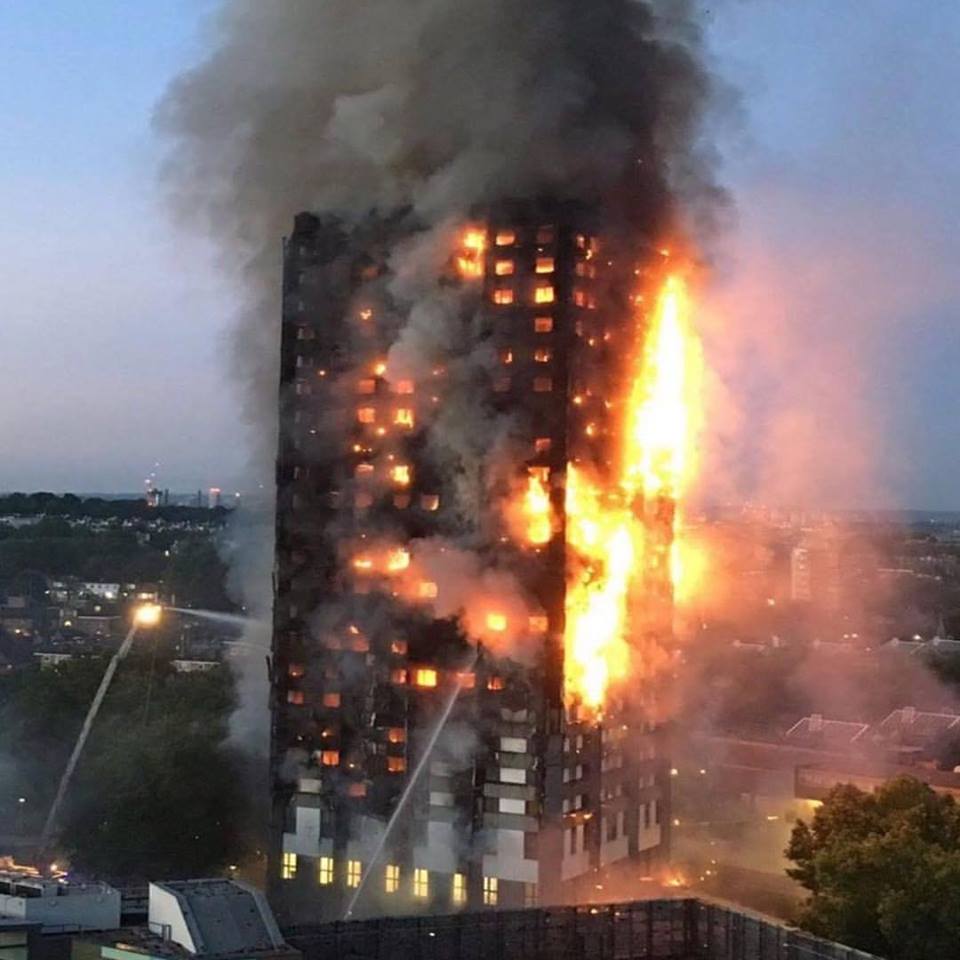 Parti intere di facciata che cadono al suolo in fiamme (fonte: Flickr Mémoire2cité)