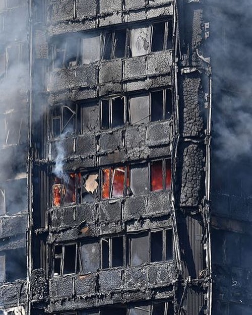 La foto mostra chiaramente che i pannelli di rivestimento sono crollati ed il cappotto isolante ha partecipato parzialmente alla combustione. Si vedono anche i classici effetti del flashover all’interno degli alloggi (fonte: Flickr Mémoire2cité)