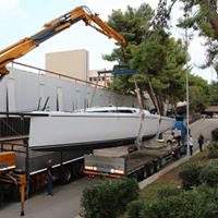 Lo spostamento della barca dai laboratori del Poliba