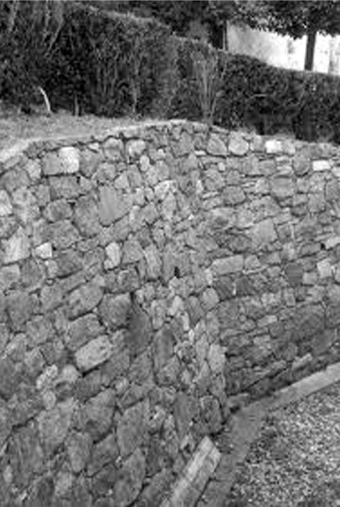 Muro di contenimento del terrapieno che aderisce alla parete naturale