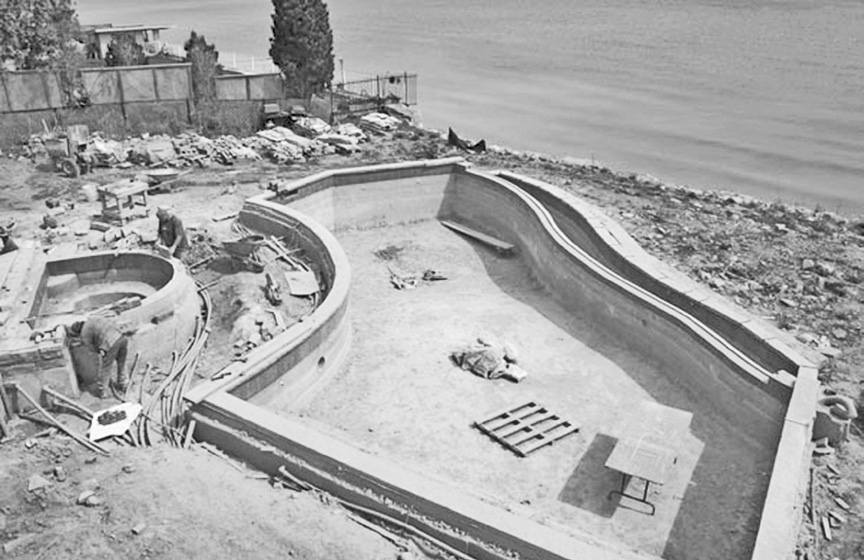 Realizzazione vasca in calcestruzzo armato per interro piscina con rialzo artificiale del terreno