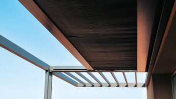Pergola a sbalzo come copertura per una terrazza: un esempio realizzato