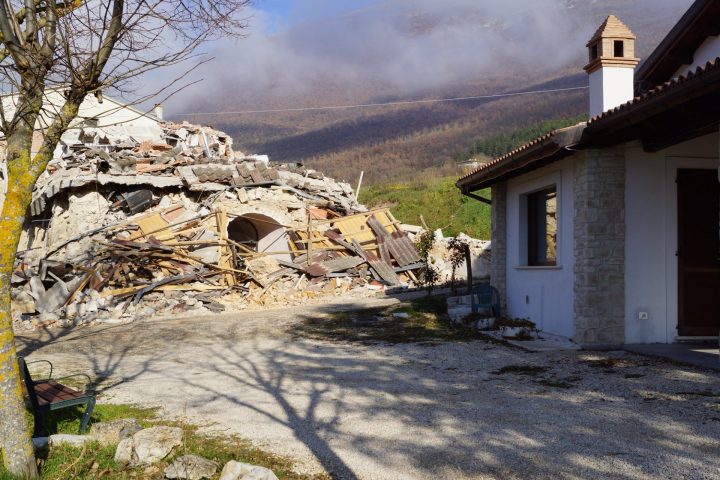Fig. 9: Abitazione crollata nelle vicinanze dell’edificio 2 che si scorge in primo piano (Post-terremoto 30 ottobre M 6.5). Foto © Consorzio POROTON®