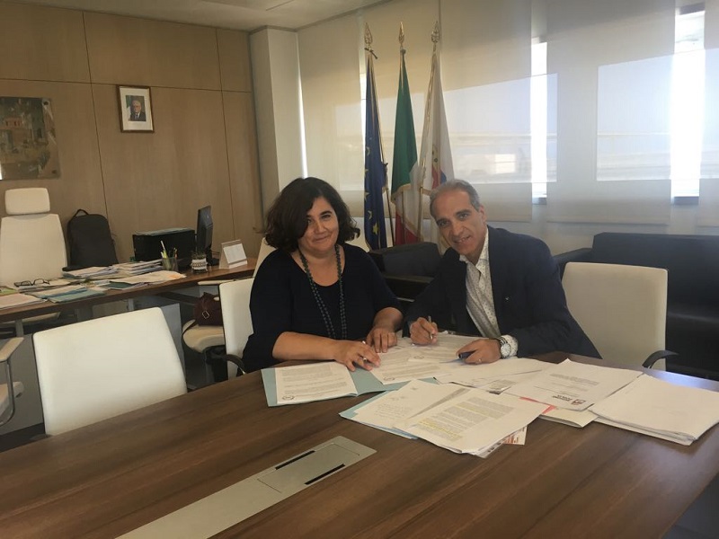 La firma della convenzione per stanare l'abusivismo edilizio grazie al supporto del SIT tra gli assessori Carla Tedesco e Alfonso Pisicchio