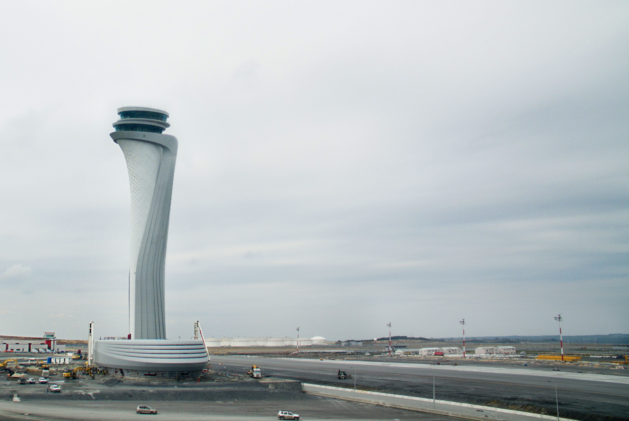 La torre si eleva per 90 metri e culmina con due aree di controllo che garantiscono una visuale a 360° sull’aeroporto © Pininfarina e Aecom