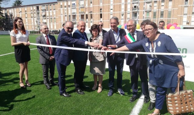 Caserta, inaugurazione del campo da calcio con pneumatici fuori uso