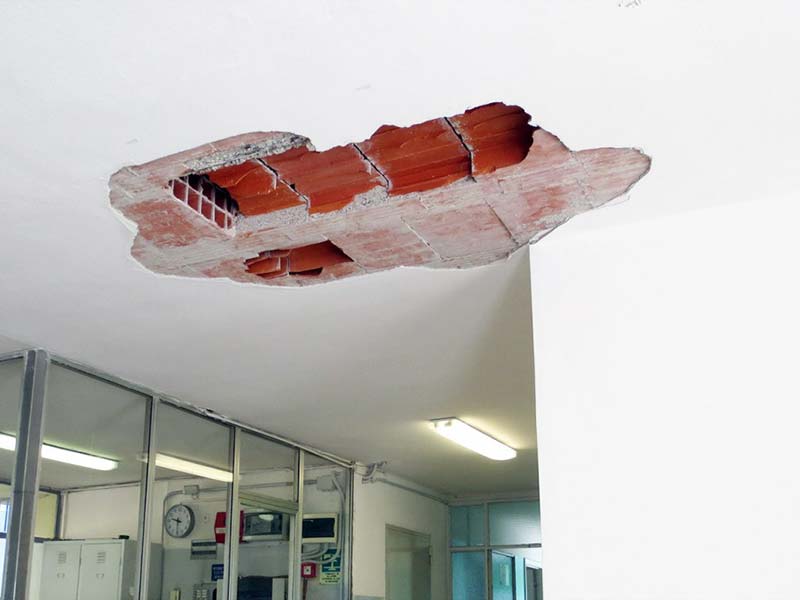 Sistemi antisfondellamento: Esempio di sfondellamento nel corridoio di un edificio scolastico