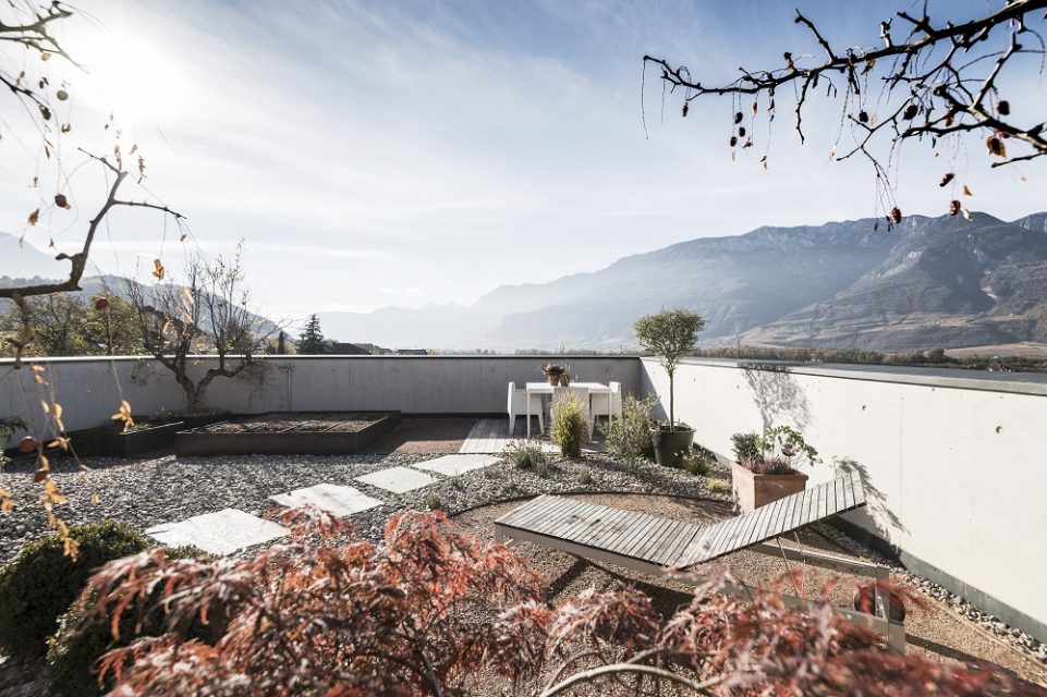 condominio efficiente aurum terrazzo sfondo montagna piante