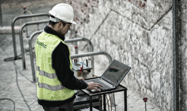 addetto davanti a un computer