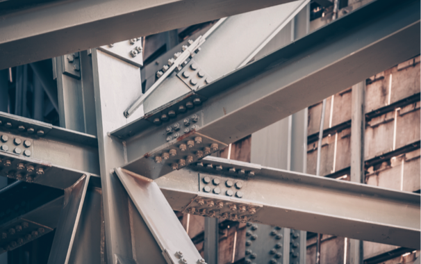 Struttura metallica grigia