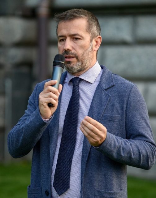 ing.giuliani parla microfono edilizia sostenibile