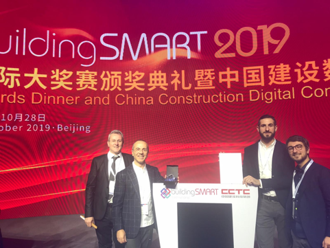 buildingSMART International 2019 ceo e delegazione cinese sfondo rosso