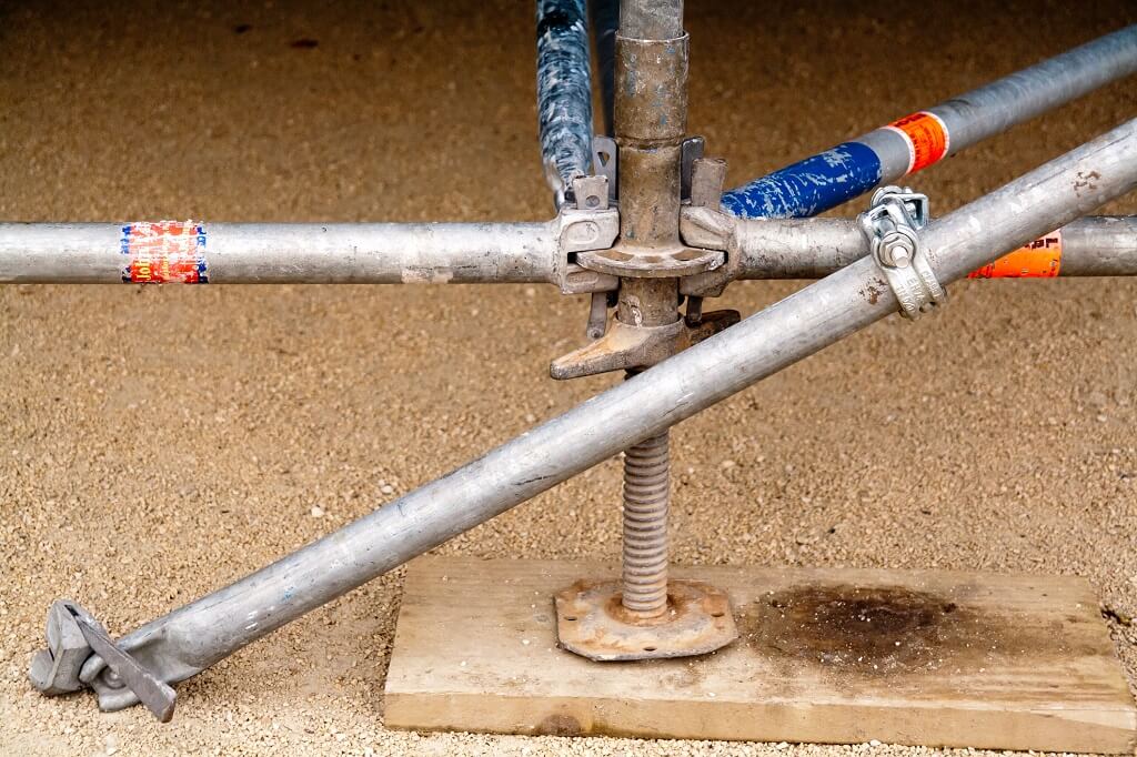 Ponteggi metallici: quando è necessario il collegamento a terra?