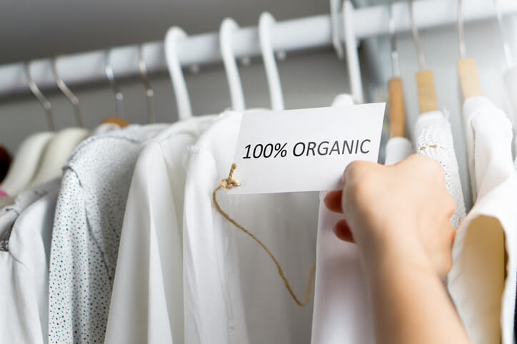 moda e sostenibilità abiti cotone organico appesi