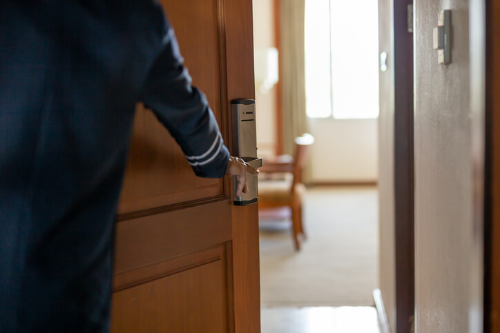 isolamento strutture ricettive concierge apre porta hotel