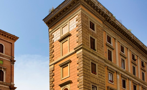 Sopraelevazione in condominio: a quali condizioni non serve l’assenso?