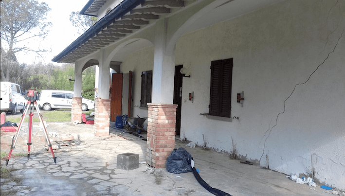 Resine espandenti a densità differenziata per il consolidamento delle fondazioni di una villa