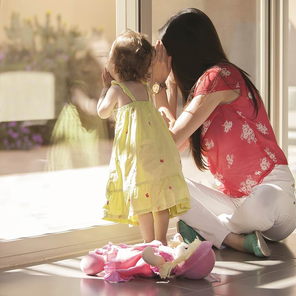 migliorare il comfort pellicole vetri madre bambini guardano finestra