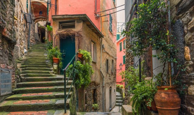 barriere architettoniche edifici vincolati scalinata casa antica borgo