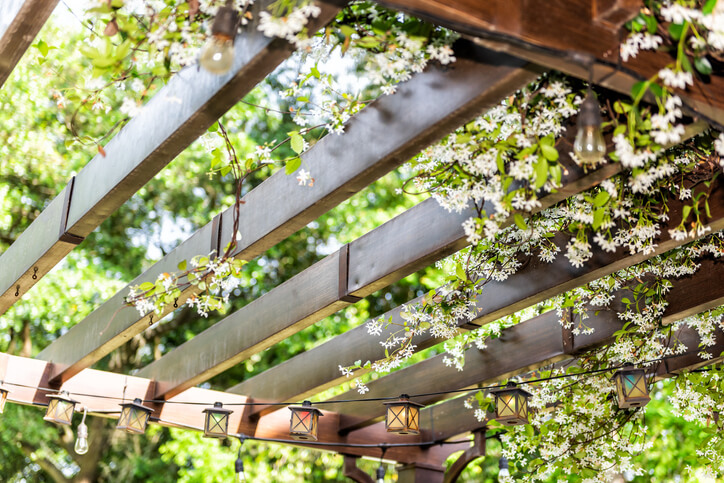 Pergola senza copertura e aumento di volume, sì anche in aree tutelate