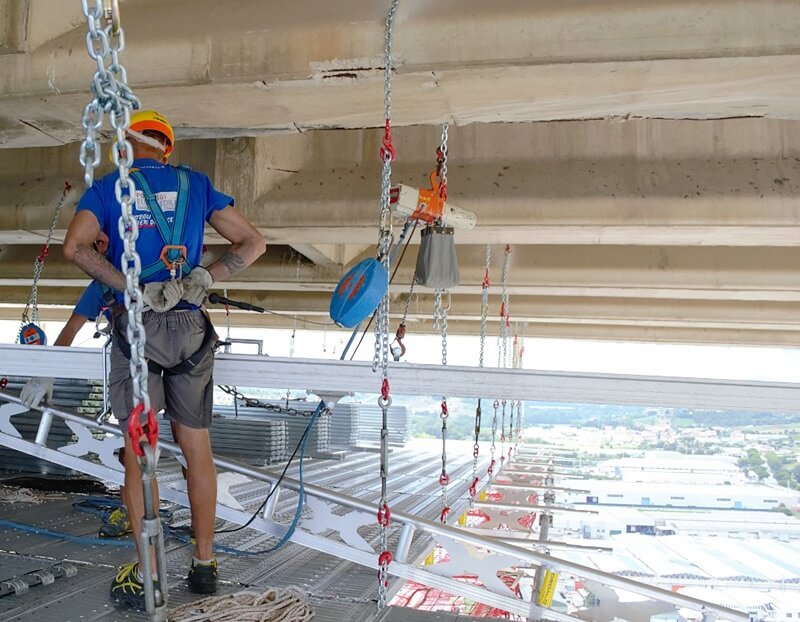 ponteggi e sicurezza operaio imbracatura lavoro in quota