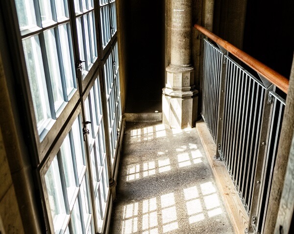 Loggiato chiuso con infissi: no al permesso di costruire in sanatoria