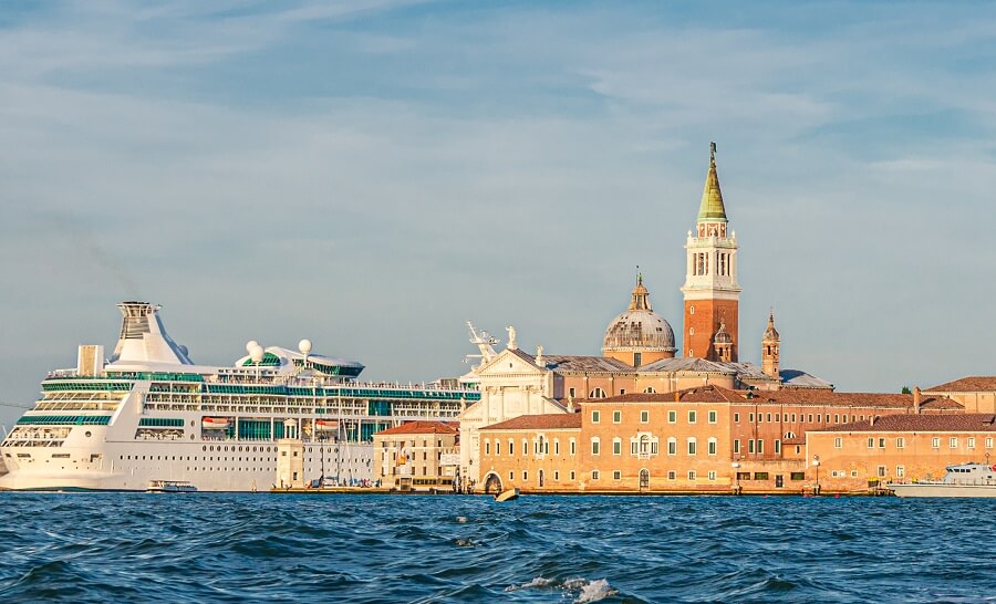 Grandi navi fuori dalla Laguna di Venezia: lo stop è legge