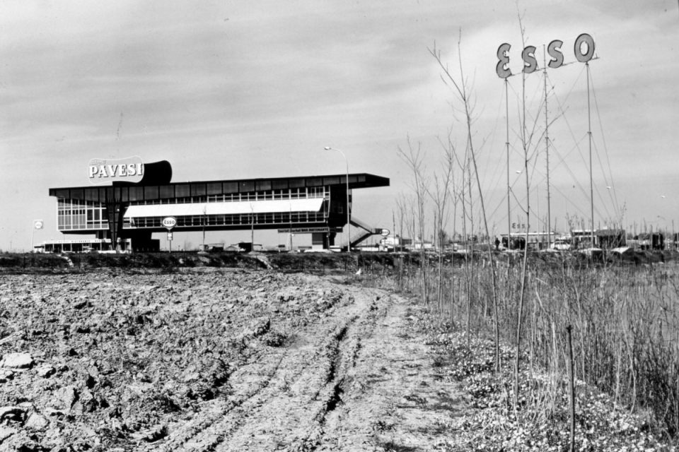 Autogrill di Moltepulciano, demolito lo storico edificio a ponte